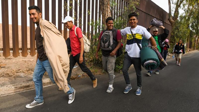 Supuestos camarógrafos habrían incentivado al grupo de migrantes a intentar el cruce fronterizo.