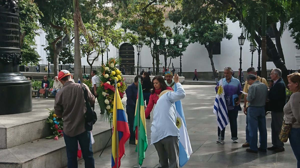 Los migrantes realizaron una ofrenda floral ante el Libertador Simón Bolívar, por conmemorarse este lunes el 188 aniversario de su fallecimiento.