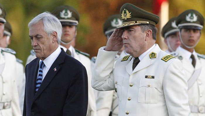 La decisión del mandatario Sebastián Piñera (D) también incluye a diez generales de los Carabineros.