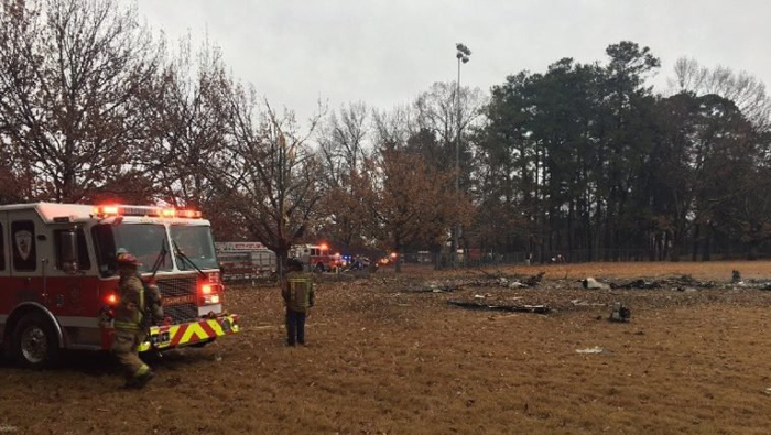 La avioneta se estrelló en un campo de fútbol dejando tres personas muertas.