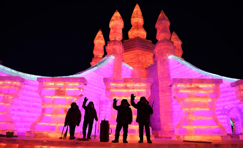 Unos 110.000 metros cúbicos de hielo fueron utilizados este año para la construcción de los increíbles castillos de hielo iluminados.