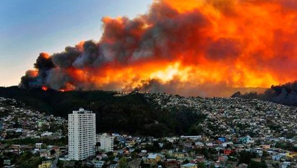 Los voluntarios se desplegarán en toda la cuidad para colaborar en la extinción del fuego (Foto:AFP)