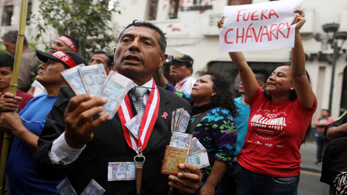 Los manifestantes marcharon por las calles de Lima (capital) hasta la sede del Ministerio Público para exigir la renuncia del fiscal de la Nación.