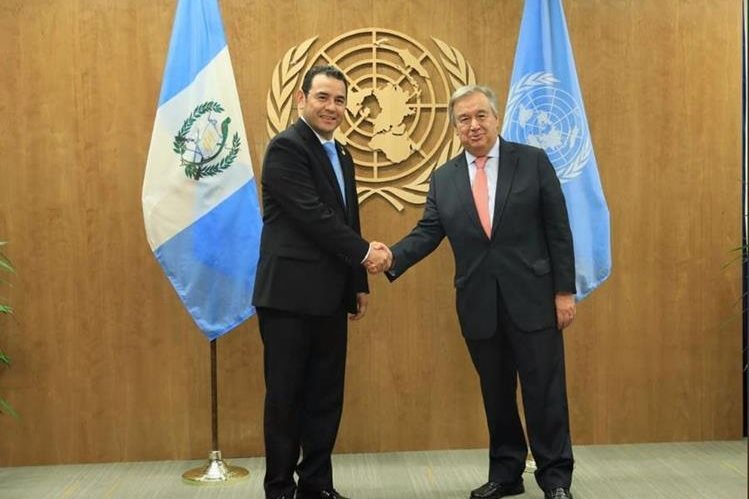 Tras reunirse con el secretario de ONU, António Guterres (d), se dio la orden que los miembros del organismo tendrán 24 horas para oficializar la culminación del mandato.