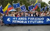 En una tradición que lleva más de 40 años, los asistentes acompañaron la actividad con sus banderas azules, pañoletas blancas y banderas de Venezuela.