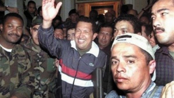 Presidente Hugo Chávez en su regreso triunfal al Palacio de Miraflores el 13 de Abril del 2002. (Foto: Archivo)
