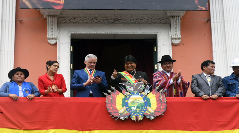 Morales estuvo acompañado por el vicepresidente Álvaro García Linera y miembros de la Asamblea Legislativa Plurinacional del país.