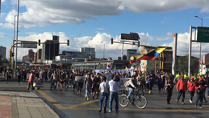 Cientos de estudiantes se tomaron las calles de Bogotá exigiendo la desarticulación del cuerpo represivo.