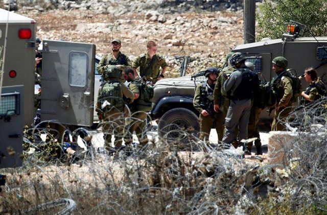 El alcalde del pueblo declaró que un grupo de colonos irrumpió a la aldea, disparando contra sus residentes y generando enfrentamientos, lo que provocó la entrada del Ejército israelí.