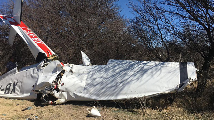 El piloto de la avioneta, Jesús Zárate, sobrevivió al accidente y fue trasladado a un centro de atención cercano en Durango.