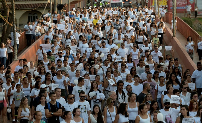 Residentes de Brumadinho se reunen para recordar a las víctimas.