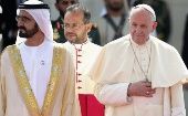 El papa aseguró que llegaba a los Emiratos "como hermano, para que escribamos juntos una página de diálogo y juntos recorramos senderos de paz".