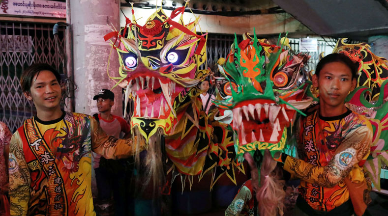 Myanmar. Es primordial en estos festejos los trajes vigorosos y autóctonos de cada país, así como fuegos artificiales, bailes alegres y creaciones en tercera dimensión (3D) que sorprenden a nacionales y turistas.