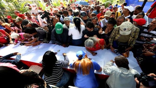 El mandatario NicolÃ¡s Maduro instÃ³ a los venezolanos a recolectar unas 10 millones de firmas, las cuales serÃ¡n entregadas en la Casa Blanca.