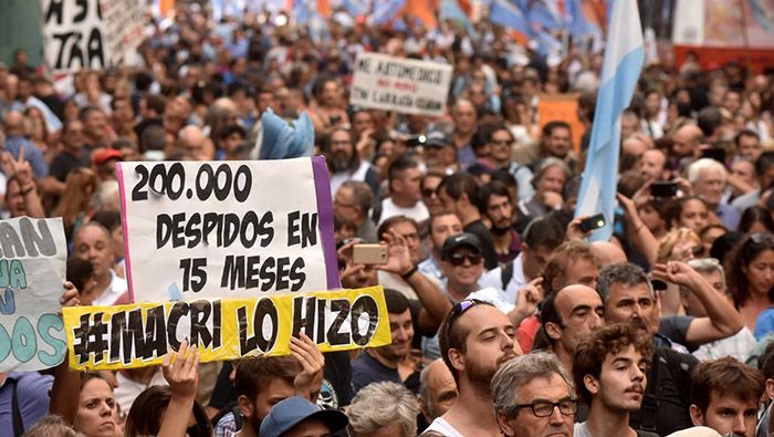 Argentinos han denunciado la ola de despidos en la administración pública por parte de Mauricio Macri.