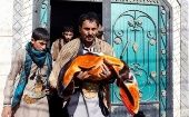 El padre de los bebés siameses carga sus cuerpos sin vida. La guerra contra Yemen, liderada por Arabia Saudita, ha dejado desde 2015 más de 70.000 muertos y heridos, de esa cifra, 6.700 son niños, según cifras de la Organización Mundial de la Salud (OMS).