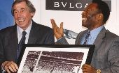 Gordon Banks y Pelé posan junto a la foto del momento que los catapultó para siempre en la historia del fútbol.