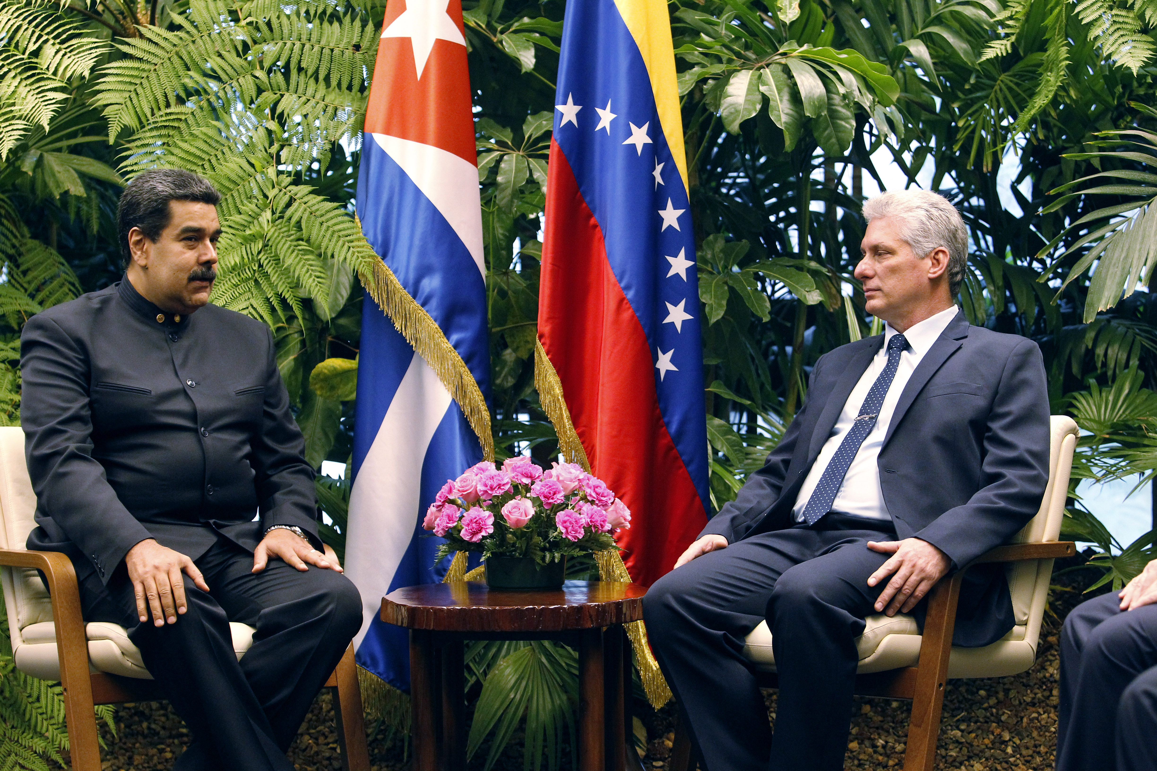 El Gobierno de Miguel Díaz-Canel (d) ratificó su respaldo hacia el presidente constitucional de Venezuela, Nicolás Maduro (i).