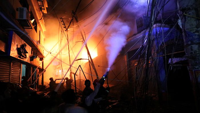 El cuerpo de bomberos de Bangladés informó que el incendio pudo deberse al estallido de bombona de gas.