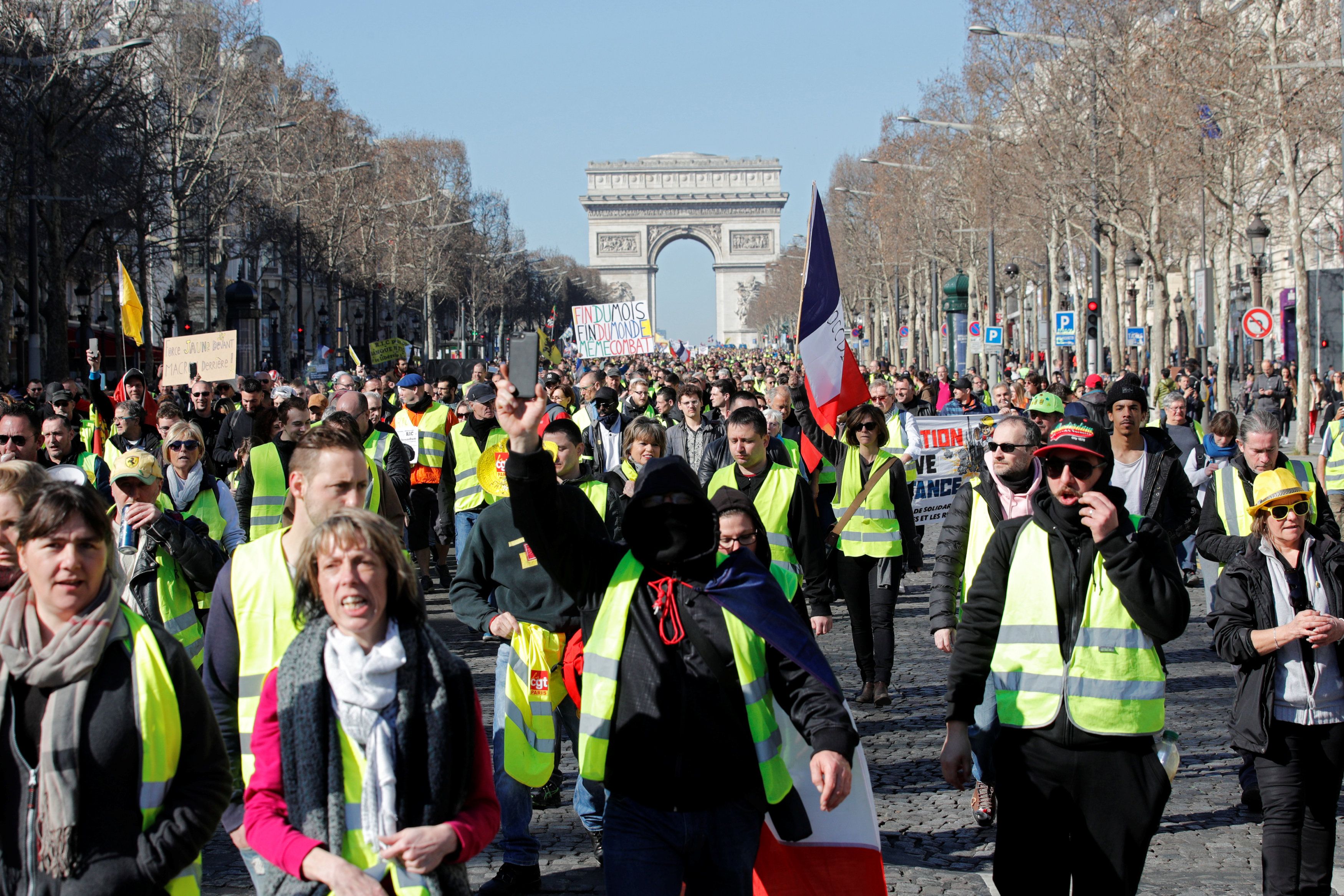Los chalecos amarillos exigen la renuncia del presidente Emmanuel Macron.