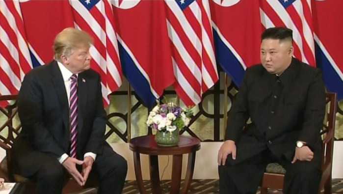 Trump y Kim Jong-un intercambian elogios al inicio de segunda cumbre, celebrada en Vietnam.