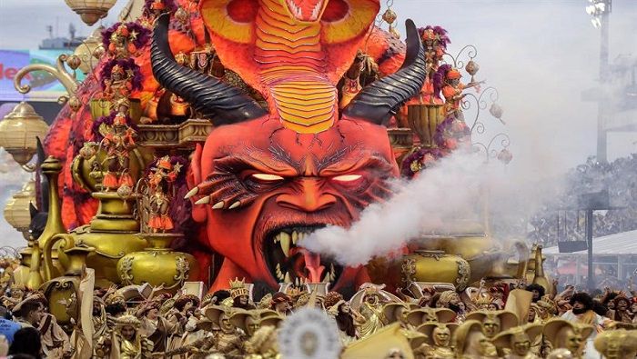 Río de Janeiro en Brasil es mundialmente conocida por su fiesta de carnaval que impacta por su impecable belleza y creatividad. La alegría carioca llena de música cada rincón de esta localidad.