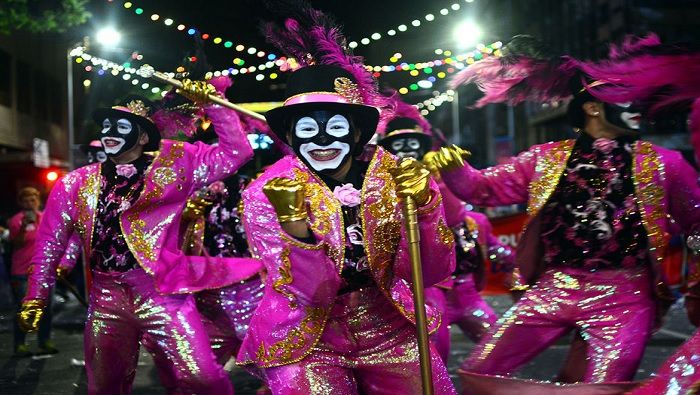 En Montevideo, capital de Uruguay, se desarrollan los carnavales más largos, 35 días de celebración multitudinaria caracterizada por desfiles, bailes y concursos.