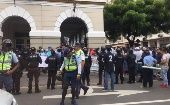 Extrabajadores afectados por la medida protestaron frente a la gobernación de Guayas, al centro de Ecuador.