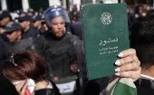 Policías antimotines contienen a manifestantes que protestan en Argel por la reelección del presidente Abdelaziz Buteflika 