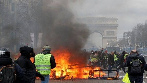 Con bombas lacrimógenas y carros lanza-aguas la policía de Francia reprimió duramente a los manifestantes en el sábado número 18 de protestas.