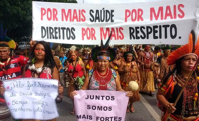 Pueblos indígenas marchan contra la municipalización de la salud indígena en Brasilia.