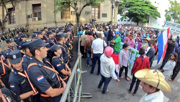 El bloqueo del paso de la marcha campesina es en el centro de Asunción, capital de Paraguay.