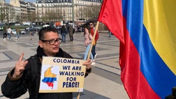 Los manifestantes que se dirigen a La Haya alegan que existe impunidad y violaciÃ³n de los derechos humanos en suelo colombiano. 