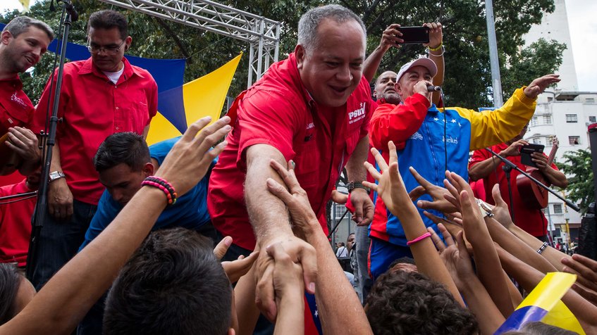 A raíz de los sabotajes eléctricos que ha sufrido el país en los últimos días, Cabello aseguró que el pueblo de Venezuela se mantendrá “de pie dispuesto a seguir luchando”.