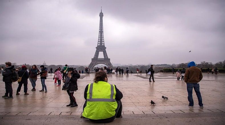 En las inmediaciones de la Torre Eiffel se han desarrollado unas de las protestas más emblemáticas en Francia: la del movimiento chalecos amarillos. Desde noviembre de 2018 la organización ciudadana ha tomado las calles parisinas exigiendo el cese de las políticas neoliberales de Emmanuel Macron.