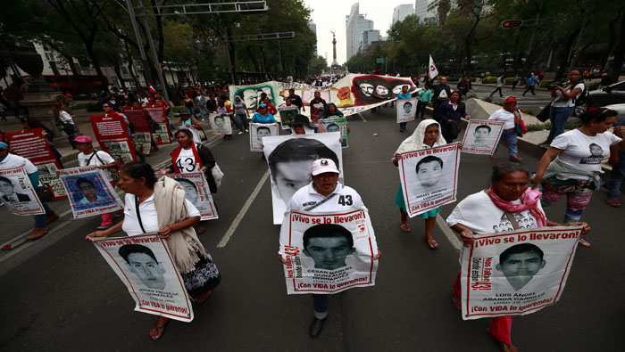 Los familiares de los estudiantes desaparecidos han denunciado reiteradamente que durante el Gobierno de Peña Nieto hubo inconsistencias en la investigación.