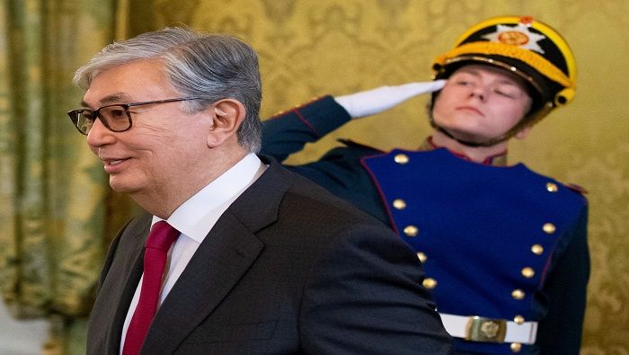 El ahora presidente interino de Kazajistán, fungió hasta el 19 de marzo de este año como jefe del Senado de esa nación.