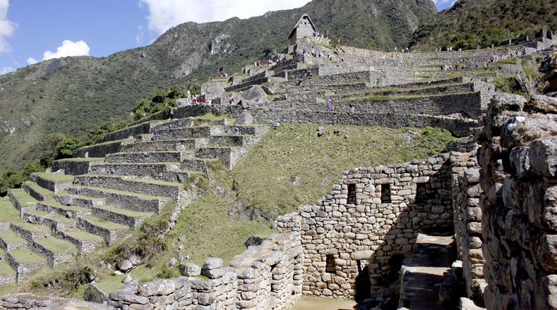 Machu Picchu estuvo oculta por casi 400 años, ya que los Incas se esforzaron por esconderla para que no fuera saqueada por los españoles.