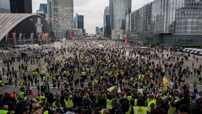 La policía prohibió a los activistas realizar manifestaciones en importantes lugares como los Campos Elíseos, la Asamblea Nacional y el Palacio del Elíseo en París.