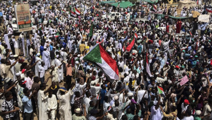 La Junta Militar que gobierna Sudán anunció el levantamiento del toque de queda nocturno.