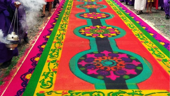 La alfombra del Paseo de la Sexta es una expresión de las tradiciones culturales y religiosas de la Semana Santa.
