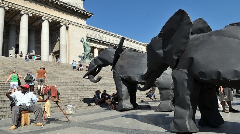 Una manada de elefantes esculpidos pasea muy cerca del museo de Bellas Artes de La Habana, ciudad transformada en una galería a cielo abierto que abraza el arte contemporáneo. 