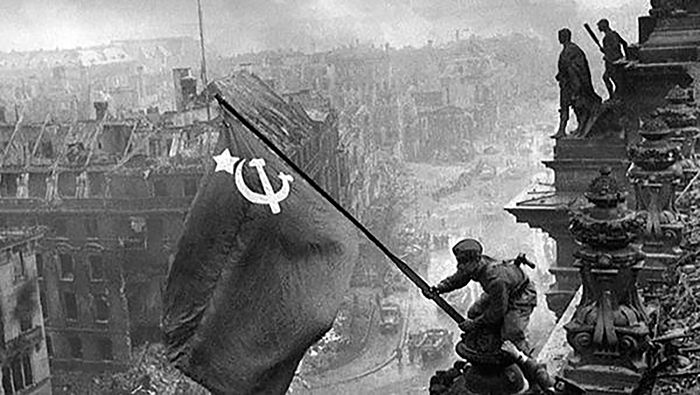 Fuerzas soviéticas ondean la bandera de la URSS tras tomar el Reichstag.