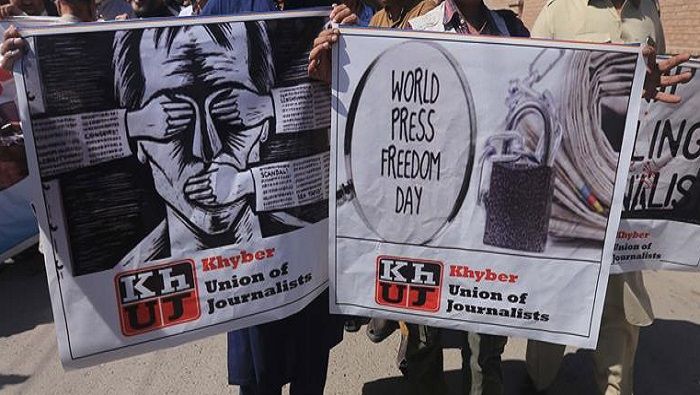 La prensa continúa enfrentándose a amenazas, persecución y censura dentro de sus habituales jornadas.
