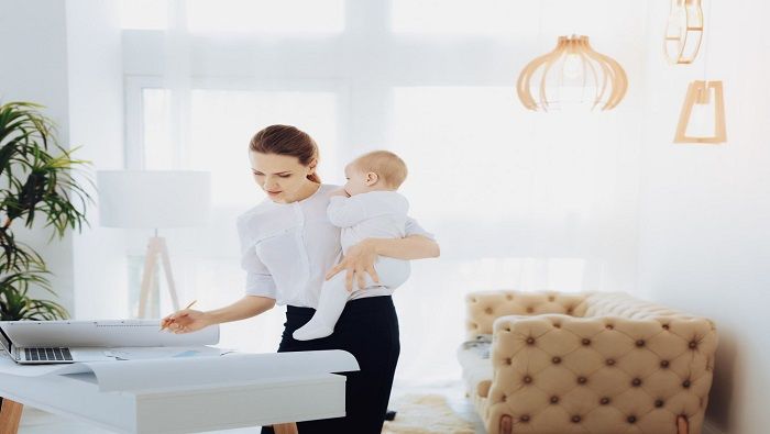 Organizaciones instan a que se creen entornos laborales en los que las mujeres no deban decidir entre la maternidad o el trabajo.