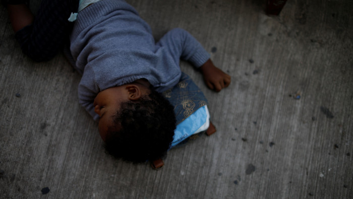 Niño migrante guatemalteco muere por neumonía en EE.UU. En la imagen un menor descansa en Tapachula, México.