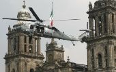 En la imagen un helicóptero de la Marina sobrevuela la Ciudad de México.