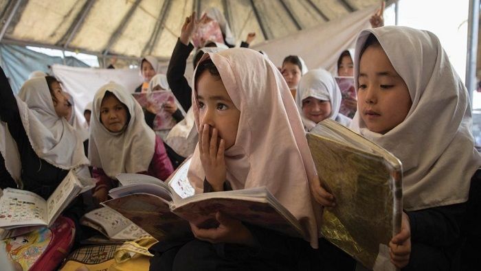 El cierre de 1.000 escuelas en Kabul por ataques ha privado a 500.000 niños de la educación.