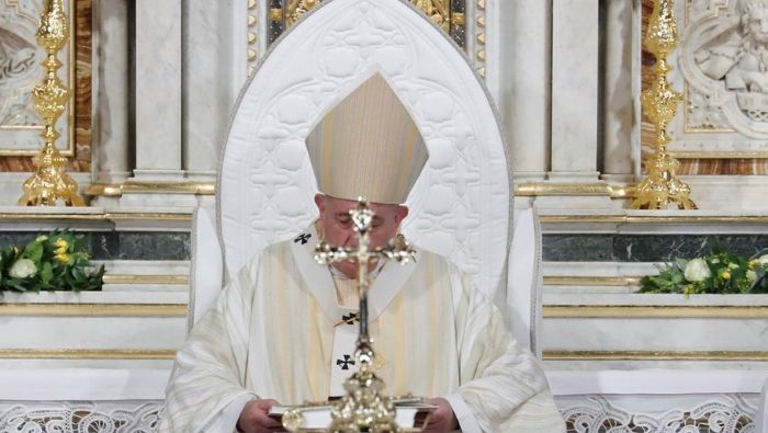 El papa Francisco celebró una misa conjunta con el patriarca ortodoxo Daniel en una catedral de Bucarest.