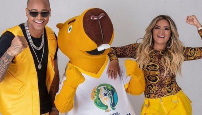 Karol G y Leo Santana celebran la designación de Vibra continente como la canción oficial de la Copa América